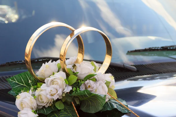 スプレーは、車の上で結婚式のためのフラワーアレンジメント — ストック写真