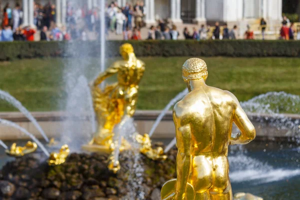 Gold statues and fountains in Peterhof castle — Stock Photo, Image