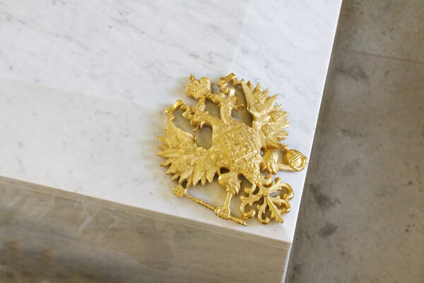 Золотой русский двуглавый орел на гробу Романовых
