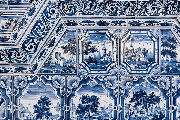 Pinturas blancas azules en una estufa de azulejos —  Fotos de Stock