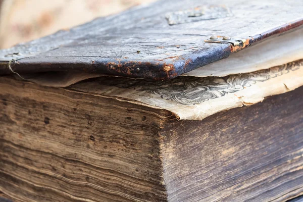 Antieke gesloten boek — Stockfoto