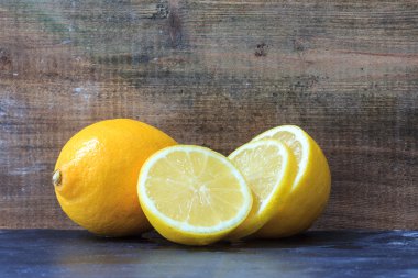 ahşap üzerine limon dilimli