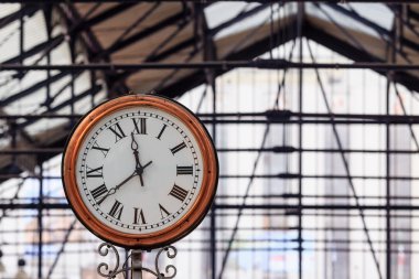 İngilizce bir metro istasyonu saat