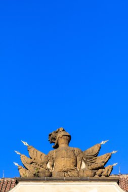 taş şövalye zırhı heykeli