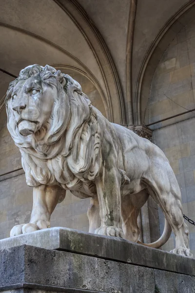 Plastika kamenného lva v Mnichově — Stock fotografie