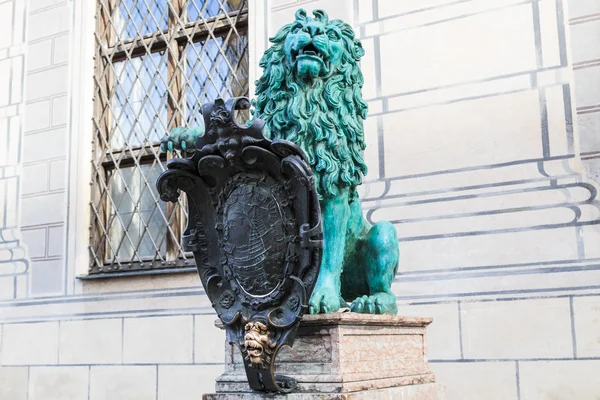 Lion héraldique en bronze à Munich — Photo