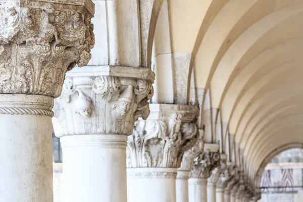 Colunas desbotadas do Palácio do Doge — Fotografia de Stock