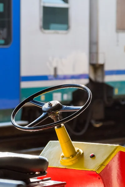 Stuurwiel van bagage vervoerder kar — Stockfoto