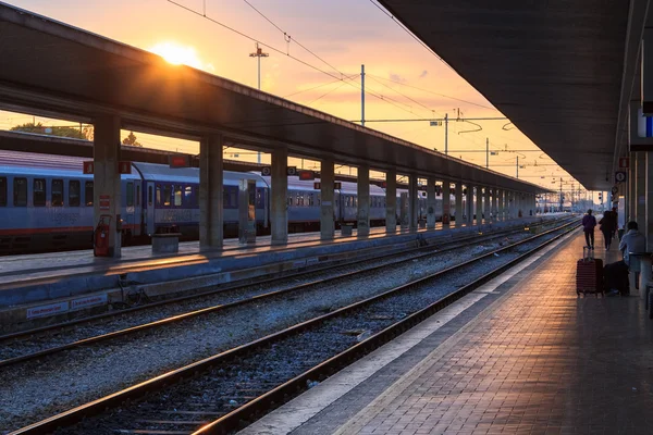 Tramonto alla stazione ferroviaria — Foto Stock