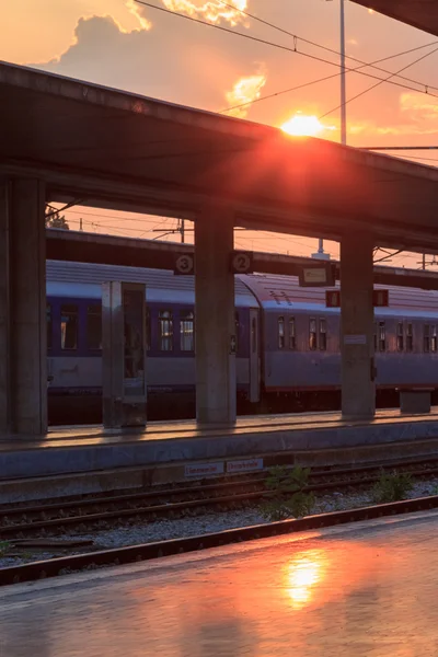 Zonsondergang op de treinstation — Stockfoto