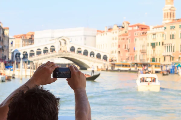 Taking photo of Rialto Bridge — Stock Photo, Image