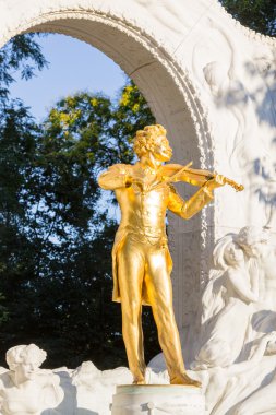 Altın Johann Strauss heykeli