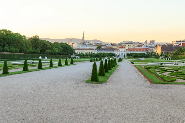 Solnedgang i slottet Belvedere park – stockfoto