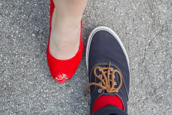Sapatos de um par em pé um em frente ao outro — Fotografia de Stock