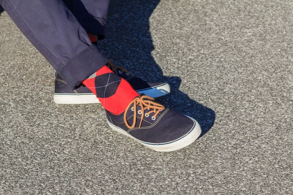 Kék, piros és kék kockás zoknit viselni cipők — Stock Fotó