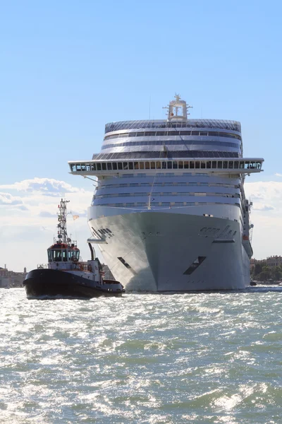 Cruise ship towed away — Stock Photo, Image