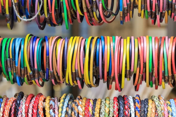 Bunte Lederarmbänder — Stockfoto