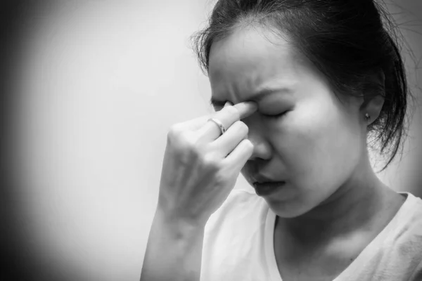 Aziatische Vrouw Met Wit Shirt Knijpt Haar Wenkbrauwen Omdat Hoofdpijn — Stockfoto