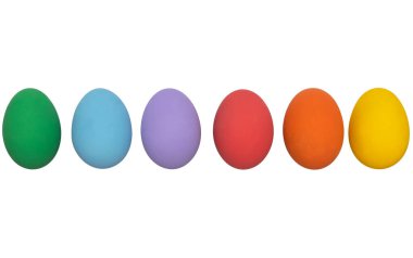 Beyaz arka planda izole edilmiş renkli Paskalya yumurtaları. Paskalya festivali kavramı.   