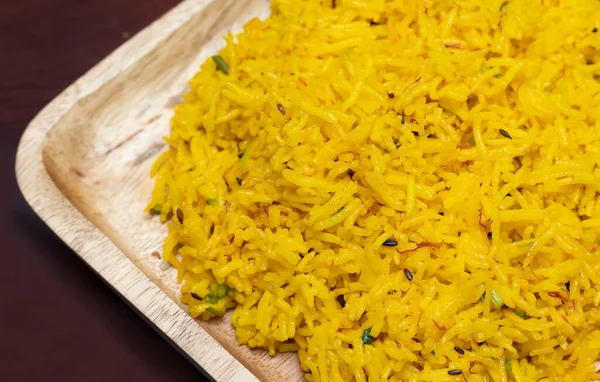 Domácí Indická Kuřecí Biryani Rýže Rýže Basmati Podávaná Dřevěném Talíři — Stock fotografie