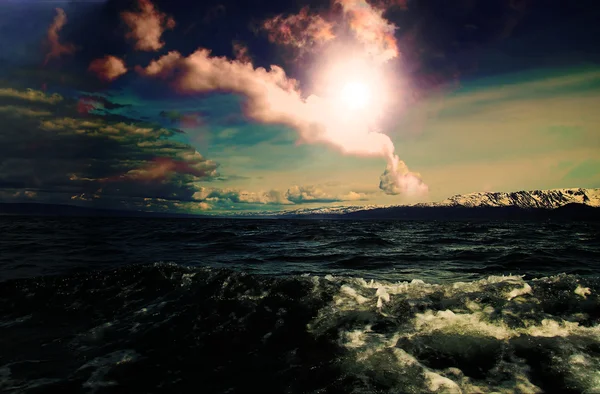 Cena surrealista com um clarão de luz sobre o mar — Fotografia de Stock