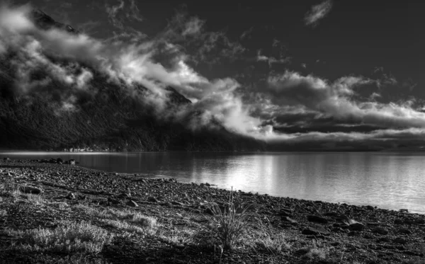 Mist opheffing op whittier strand — Stockfoto