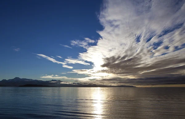 Nube drammatica sopra la baia — Foto Stock