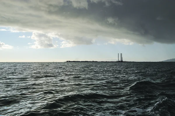 Nube de tormenta con Jack-up Rig — Foto de Stock