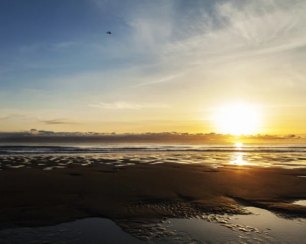 Pôr do sol com avião pequeno — Fotografia de Stock