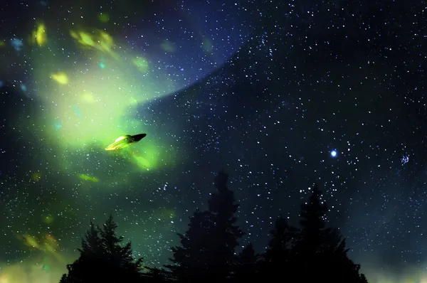 UFO och konstigt ljus på natthimlen Stockfoto