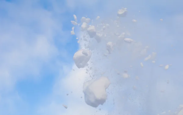 Łopatę pełne padającego śniegu — Zdjęcie stockowe