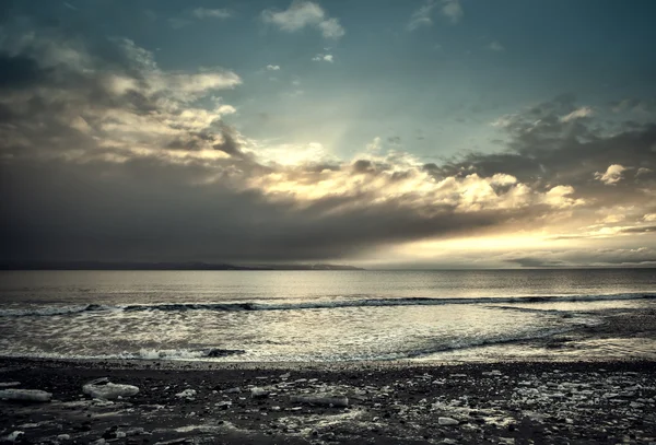 Icy Alaskan Beach al tramonto — Foto Stock