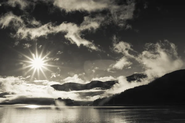 太陽の光と霧 — ストック写真
