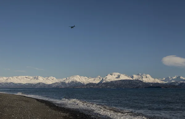 Kleine vliegtuig vliegt over kachemak bay — Stockfoto