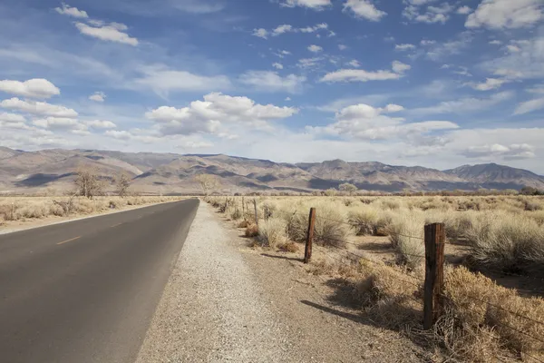 Estrada solitária no deserto alto — Fotografia de Stock
