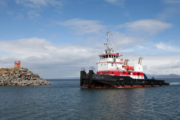 Tug tekneyi Limana girme — Stok fotoğraf