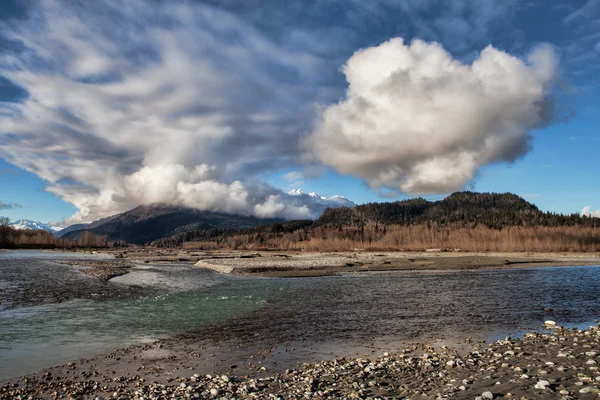 Rio Chilkat com nuvens — Fotografia de Stock