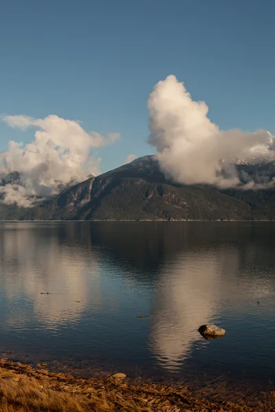 Wolkenreflexionen in Portage Bucht — Stockfoto