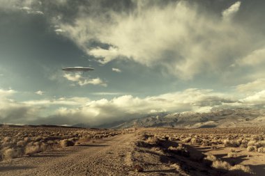 çöl yolu üzerinde UFO