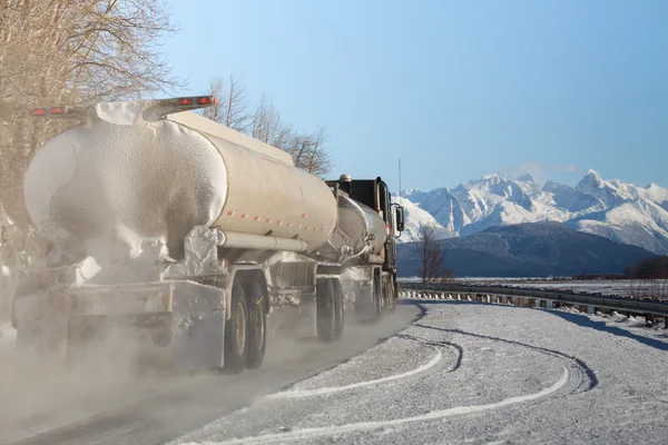 Kış de alaskan yol tanker kamyon. — Stok fotoğraf