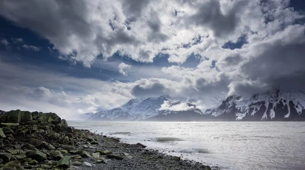 Playa rocosa con nubes . — Foto de Stock