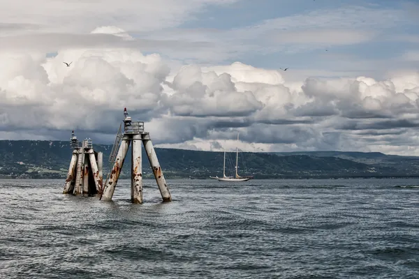 Storm wolken met zeilboot — Stockfoto