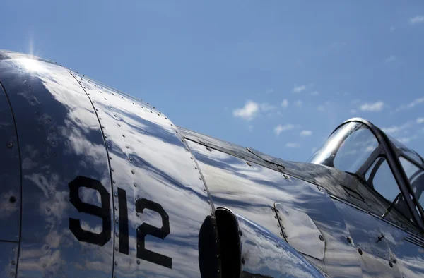 Avión de combate con reflejos en la nube —  Fotos de Stock