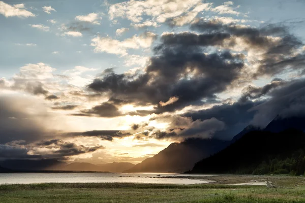 Våren solnedgång på chilkat inloppet — Stockfoto