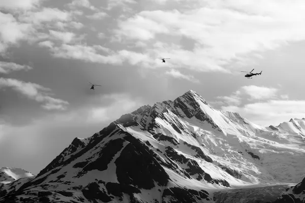 Helicópteros com picos de montanha — Fotografia de Stock