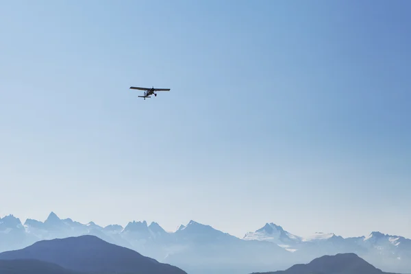 Flugzeug und Berge — Stockfoto