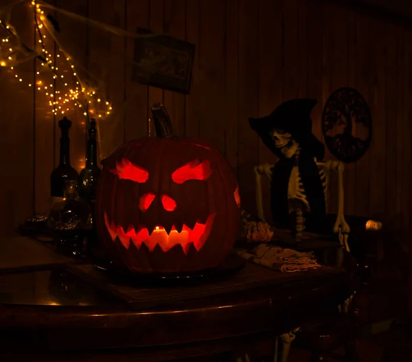 カボチャと装飾が施された怖い家庭ハロウィンシーン — ストック写真