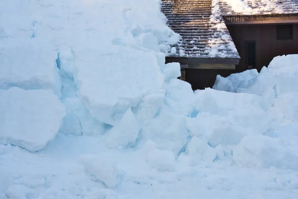 Neve Che Copre Tetto Edificio Inverno — Foto Stock