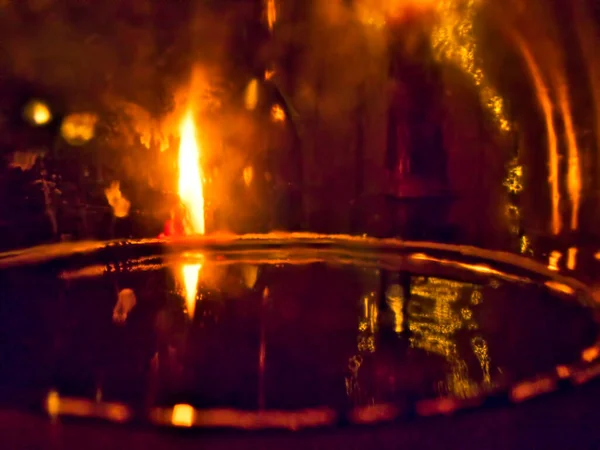 奇怪的场景 阴郁的大气 抽象的表情 烛光和水影 — 图库照片