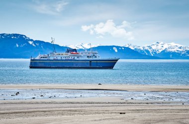 Alaska feribotu ilkbaharda Buzlu Gustavus sahiline yaklaşıyor..